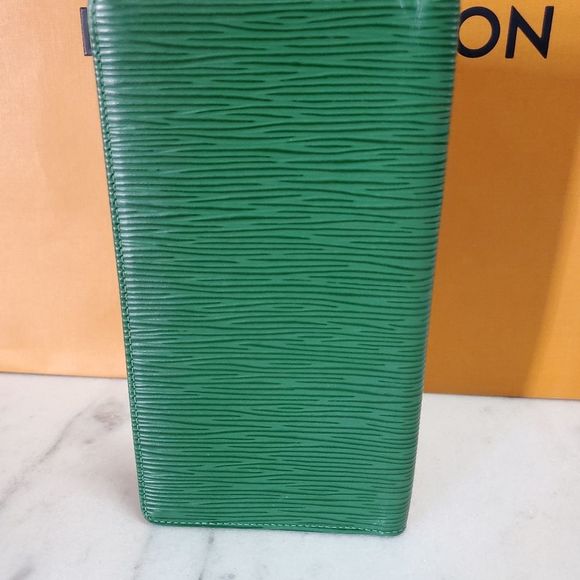 LOUIS VUITTON Vintage Green Epi Long Leather Bifold Long Wallet - Picture 2 of 7